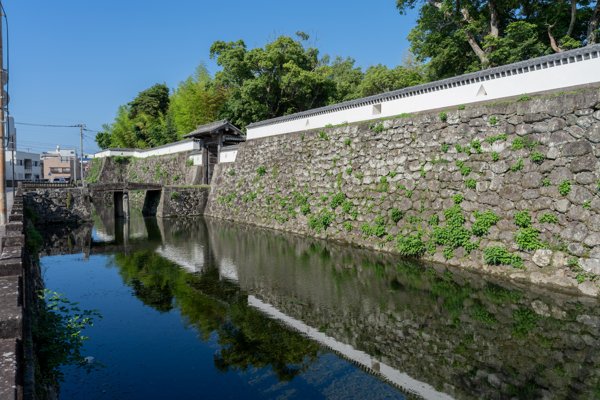 福江城（石田城）跡の石垣と堀