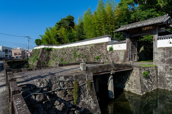 福江城（石田城）跡の門と石垣