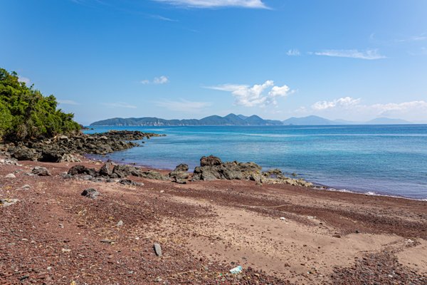 小値賀島・赤浜海岸の赤い砂浜と青い海