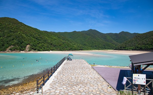 頓泊海水浴場の桟橋とエメラルドグリーンの海
